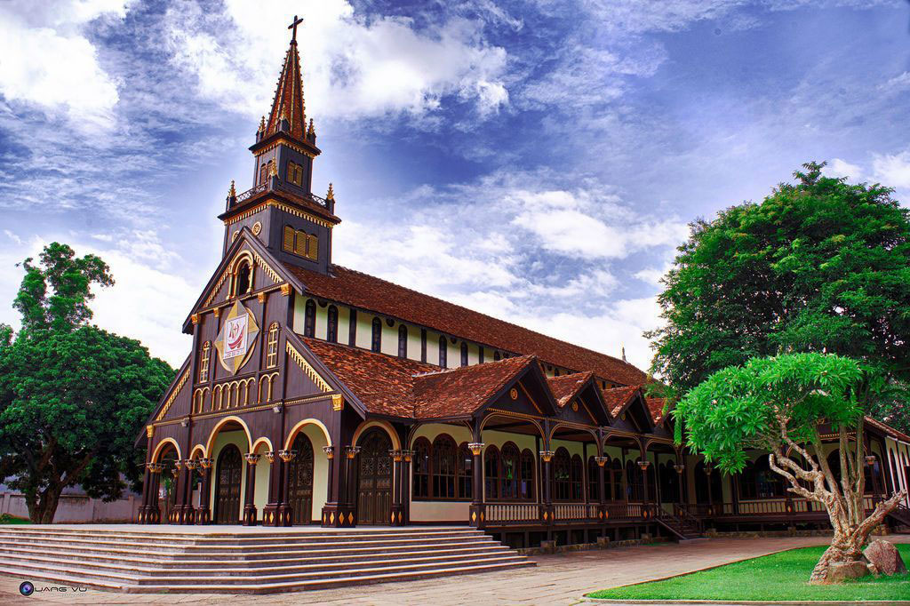 Ngôi nhà thờ gỗ hơn 100 tuổi ở Kon Tum - TOUR TÂY NGUYÊN - ĐAKLAK - GIALAI  - KONTUM - ĐAKNONG - ĐÀ LẠT